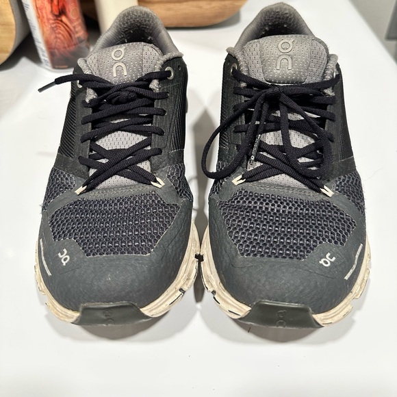 On Cloud running black and grey sneakers size 7W - Picture 3 of 3